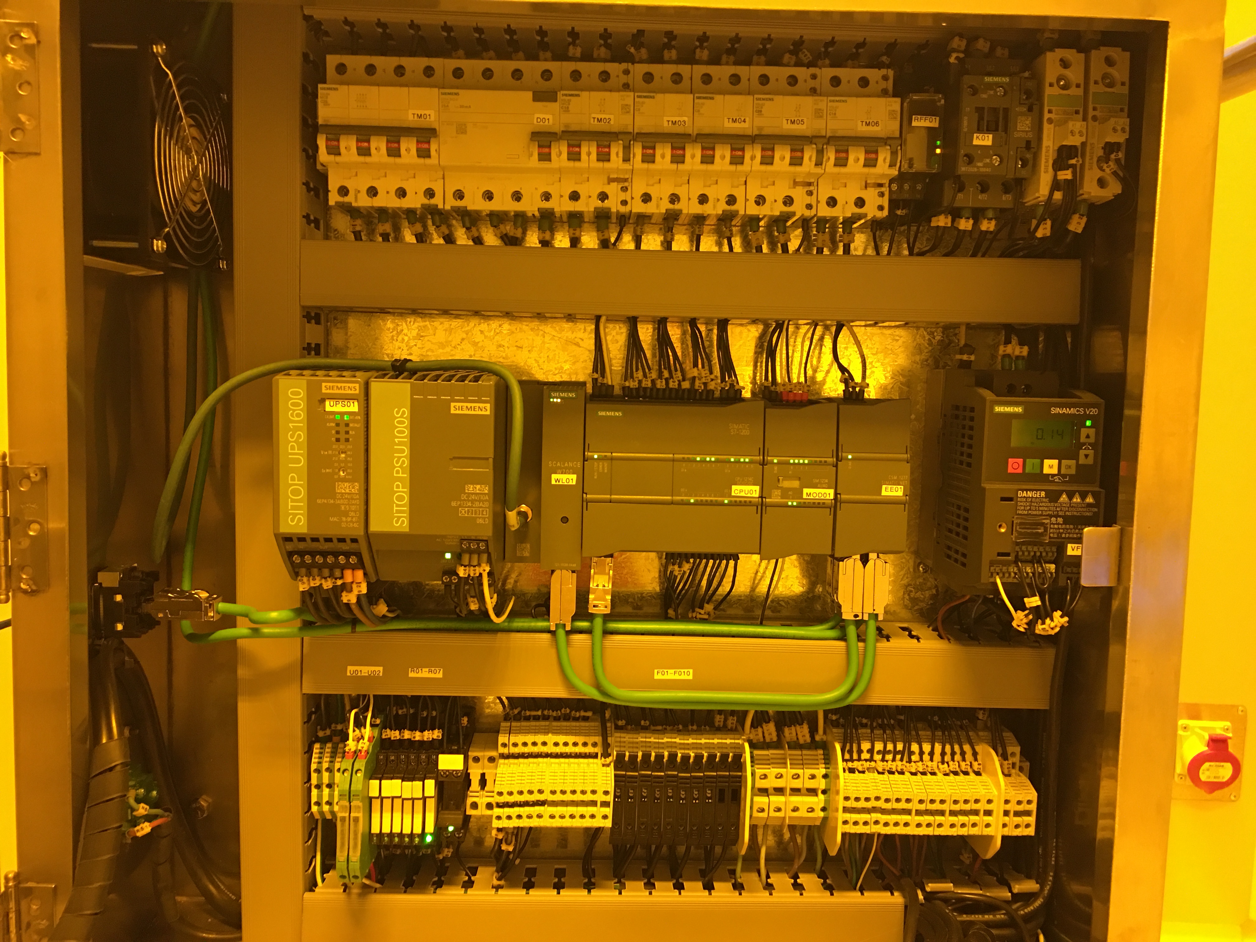 Tablero abierto con PLC, componentes y cableado interno